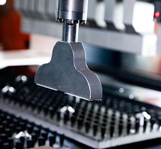 W porównaniu z tradycyjnymi metodami przetwarzania: zalety wielostronnych elastycznych centrów gięcia